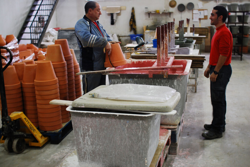 personas en fábrica de cerámica